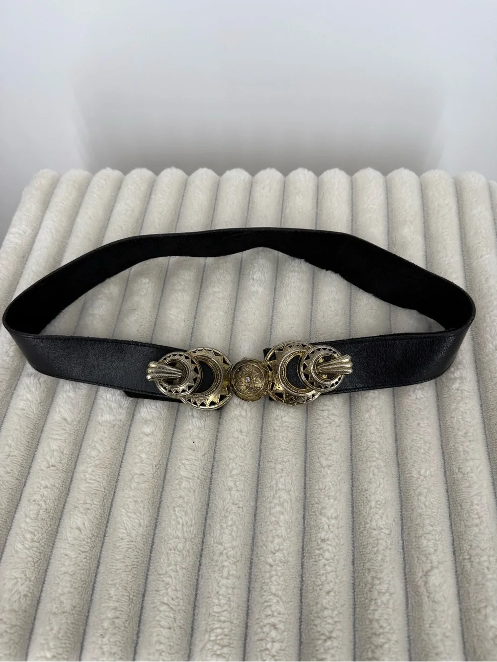 Vintage latch/waist belt with ornate medallion size small